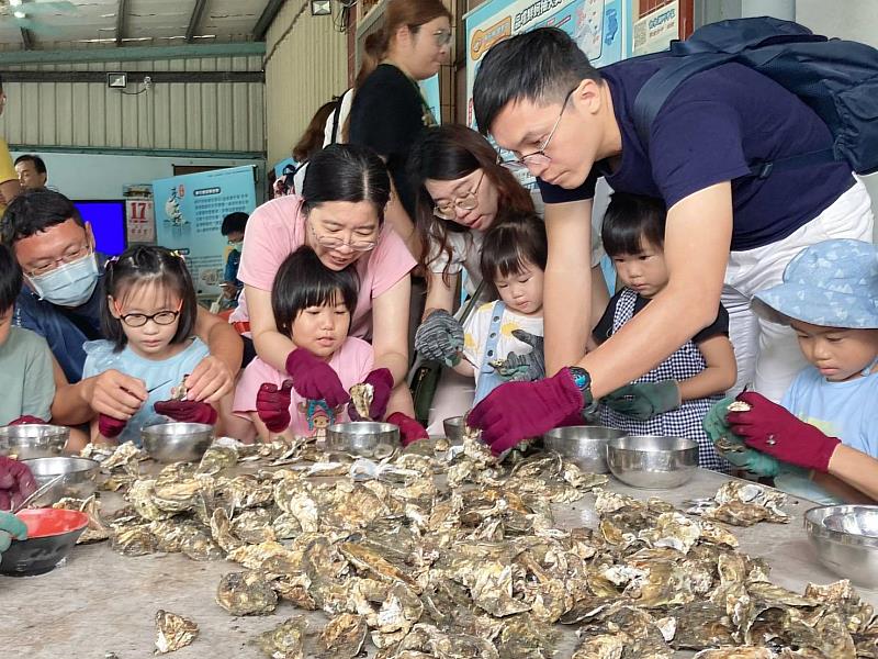 嘉義縣政府推牡蠣食魚教育，遊客開心體驗一日青蚵嫂-1