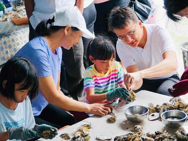 嘉義縣政府推牡蠣食魚教育，遊客開心體驗一日青蚵嫂-2