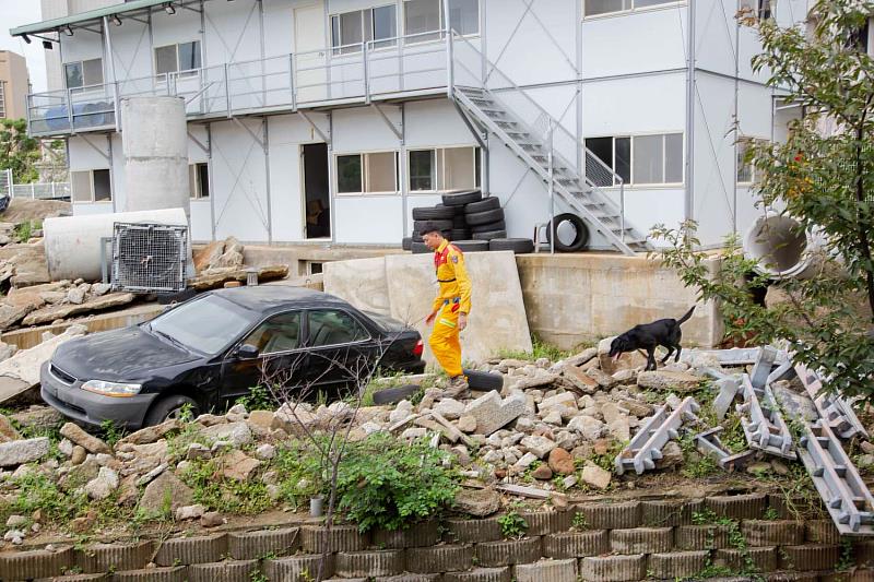 圖5 竹市IRO國際評量檢測場地搜救犬演練