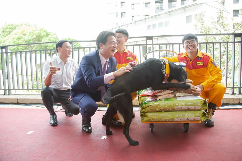 圖4 邱代理市長發獎勵金給溫智欽、黃國峰2位領犬員，以及頒發營養品給傑出搜救犬CLAY.jpg