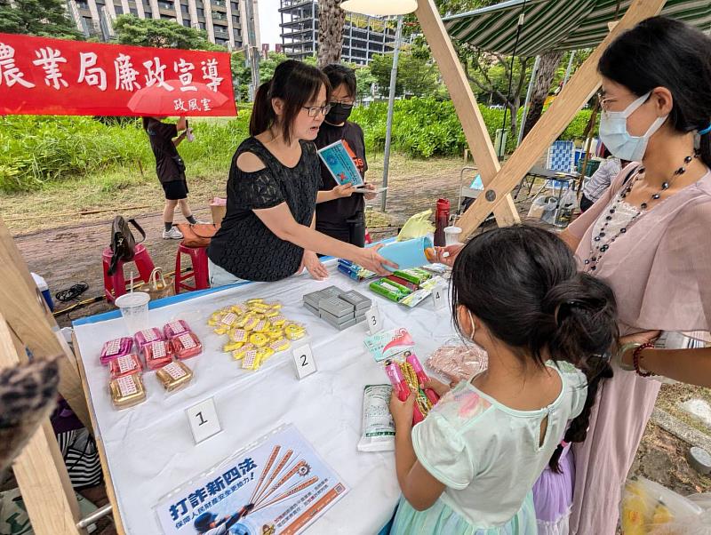 透過趣味性的互動搶答與現場民眾交流，提高社會大眾對於廉政相關法規及常見詐騙手法之認識。