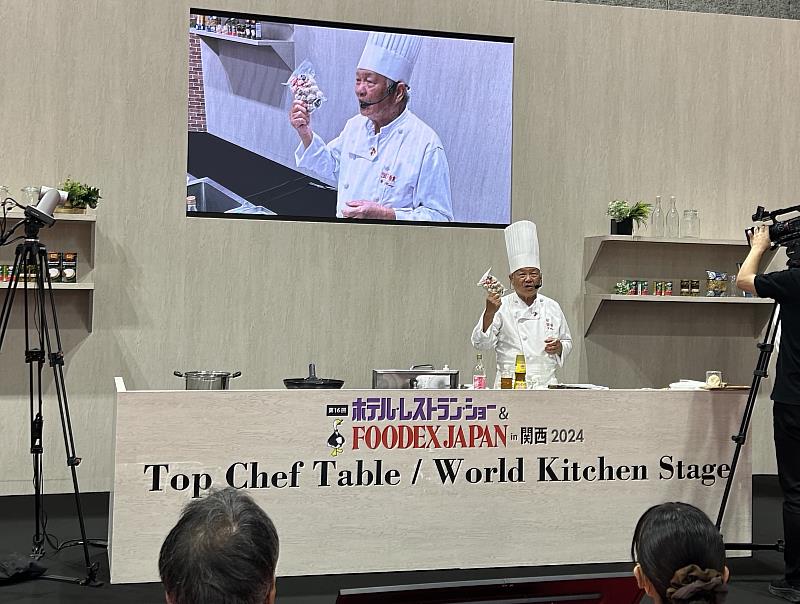 臺灣出身，現定居於日本大阪的名廚黄村寶於現場使用臺灣食材入菜示範臺式南瓜炒米粉，並提供現場參觀者品嚐 (貿協提供)