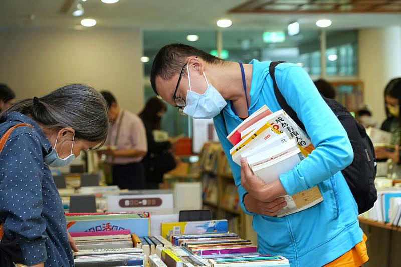 二手書義善活動將持續至 27 日下午，成大圖書館邀請大家熱情響應