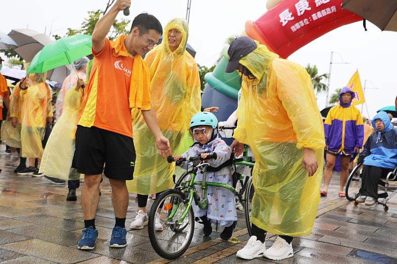 不畏風雨！長庚紀念醫院2024永慶盃路跑雨中開跑