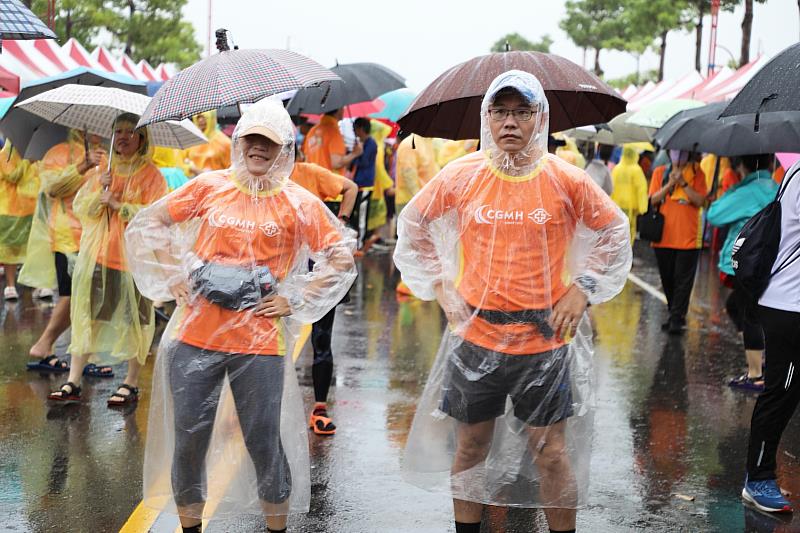 不畏風雨！長庚紀念醫院2024永慶盃路跑雨中開跑