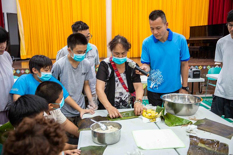 由部落部落耆老傳承太魯閣族傳統米食，有獵人便當之稱的香蕉飯