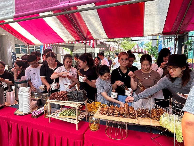 大仁科技大學國際專修部舉辦中秋烤肉大團圓 國際生體驗台式中秋烤肉文化