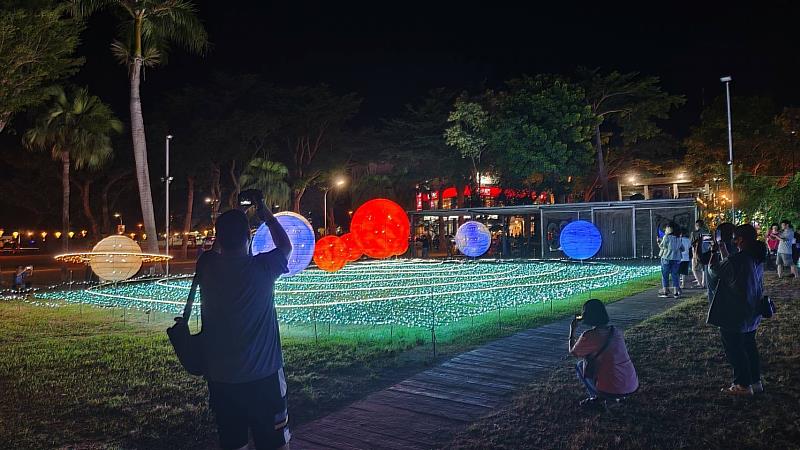 「璀燦星際」巨大月球太夢幻 鐵花新聚落百萬人次賞燈 鐵花燈之祭加碼延展至10/13