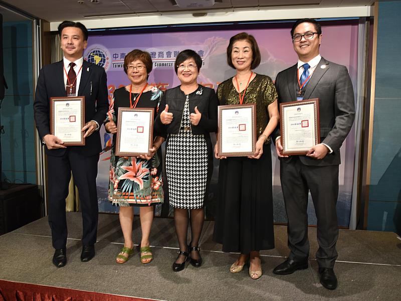 徐佳青頒發感謝狀及賀狀，左起滿任監事長林佑銘、陳淑芬、徐佳青、林幸昭、新任監事長李峻華