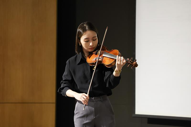 臺北市立交響樂團首席的楊雅淳以優美琴聲，演奏《巴哈：第三號小提琴無伴奏奏鳴曲，最緩版》開場。