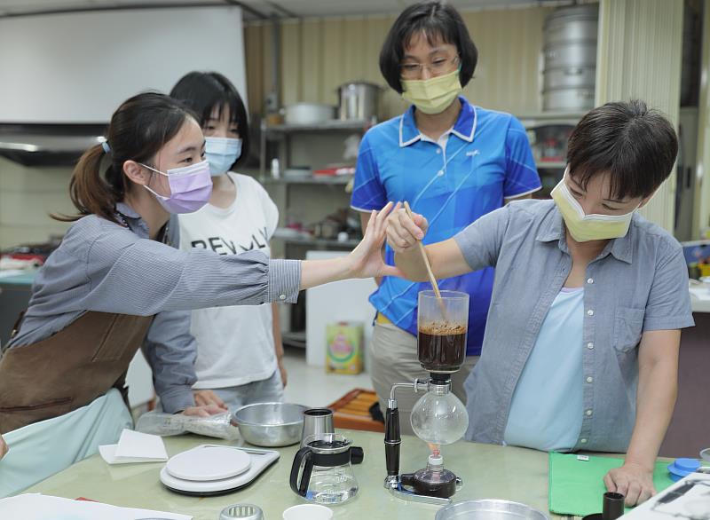 職訓課程歷史照片~虹吸式咖啡教學