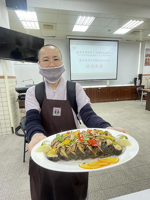 來自台中的楊僧人在嘉藥蔬食料理培訓班學習烹飪技巧