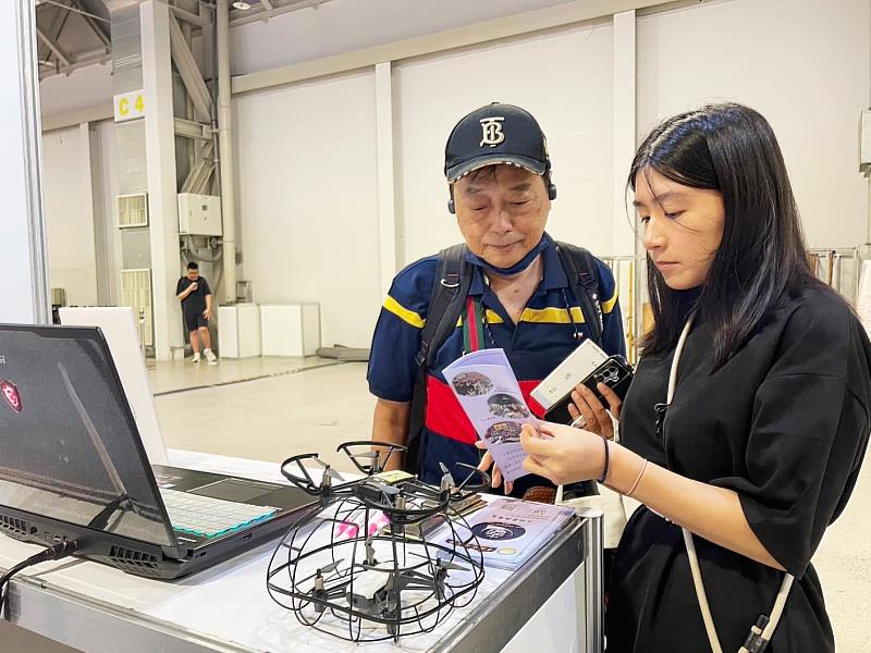 今年首度展現空拍技術應用於危老建物未來潛力，引起行政院特別關注，圖為學生實際操作畫面。