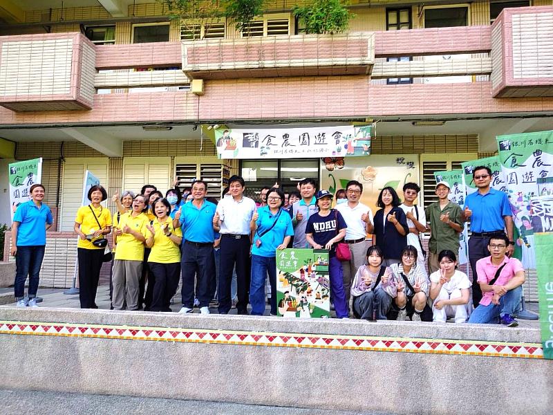 東華大學永續發展中心教授帶領東華同仁，以及自然資源與環境學系六位同學擔任志工。