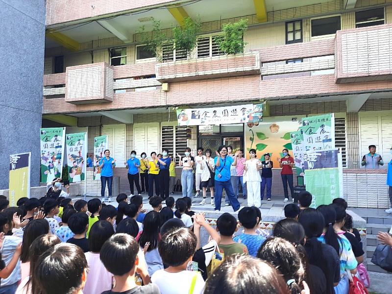 東華大學為200名國小學生舉辦活動。