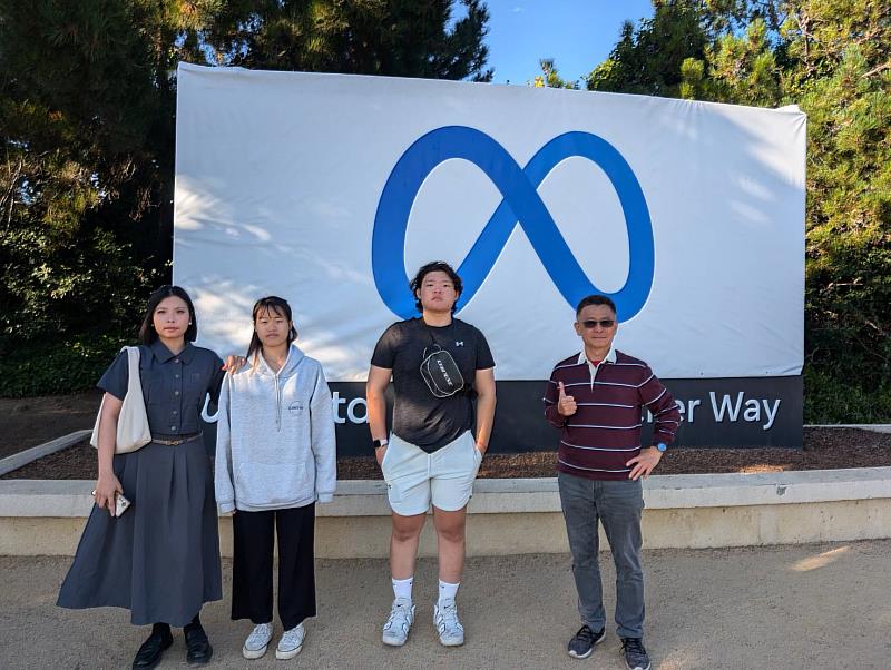 企管系師生參訪北加州矽谷元宇宙Meta公司總部,(左起)蔡惠娟、吳斯涵、吳昱成與李政隆老師(右1)合影
