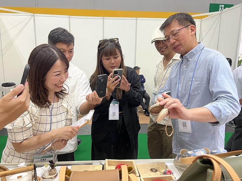 屏東縣副縣長黃國榮（右）介紹「蒸蒸日上」蒸籠造型零錢包_0