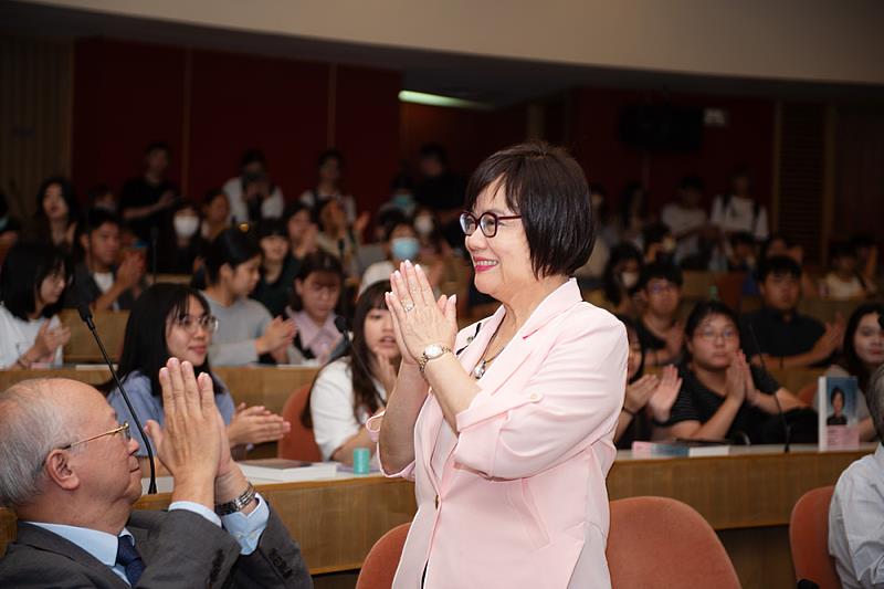 英文系傑出校友董繼玲女士於9月25日應邀回到母校，舉辦唯一一場台灣演講，主題為「打開機會之門：如何實現自己的夢想」，現場學生座無虛席。