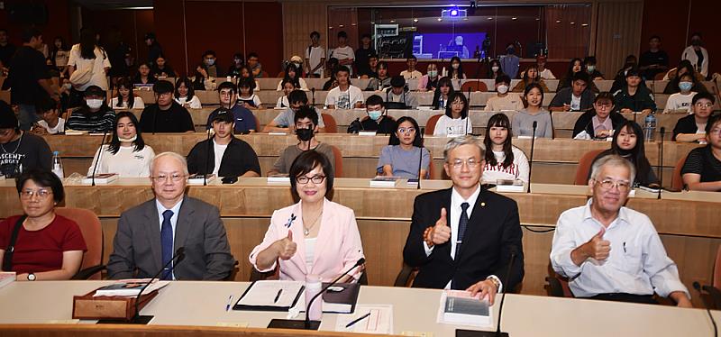 董繼玲學姐說，文化大學是她人生最美好的時光，發掘生命光輝的重要起點。因此，準備200本「打開機會之門」新書送給文化大學學弟妹，感恩母校對自己的栽培。