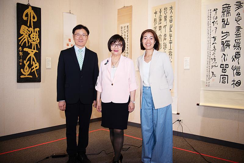 文化大學林柏杉社資長(左)向董繼玲校友(中),介紹文化大學博物館展覽之作品,右為社資處王禎綺組長。