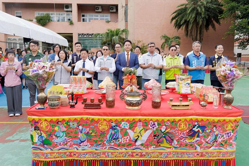 代理市長邱臣遠上香祈福工程順利