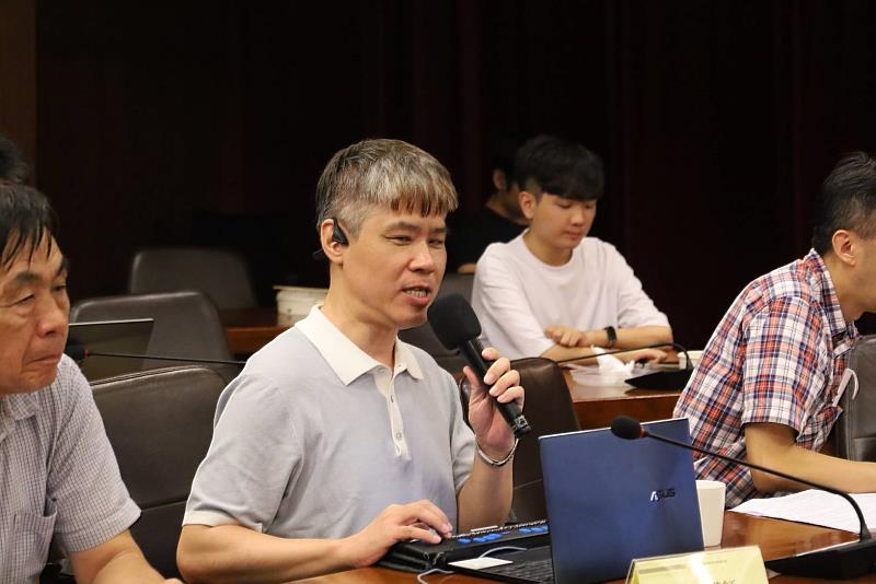 淡江大學「身心障礙學生暨家長座談會」專題演講由視障諮商心理師楊聖弘分享如何有效溝通的經驗。(淡江大學/提供)