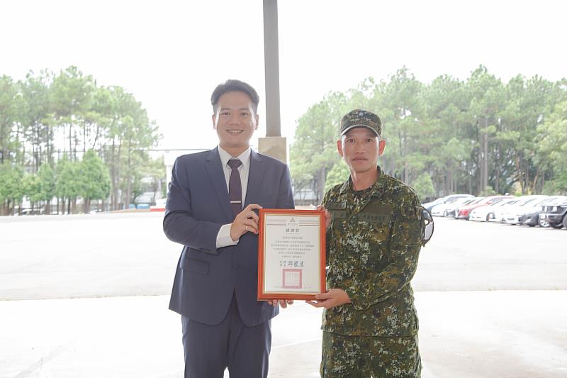 現場由邱代理市長致贈感謝狀