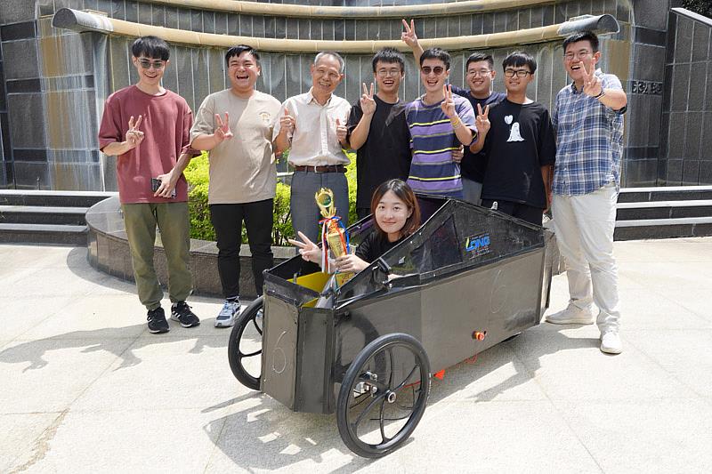 大葉大學機械系陳昭雄主任(後排左三)指導