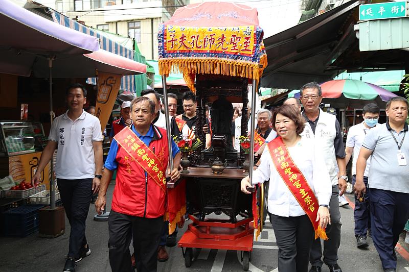 黃敏惠市長迎孔祈求護佑學子平安、多元學習