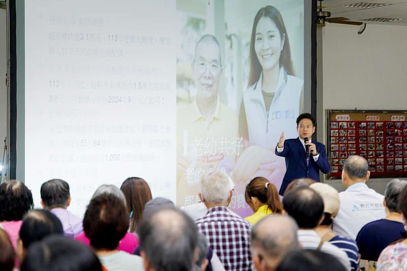 邱臣遠代理市長在現場向里鄰長及市民介紹市政建設的進度。