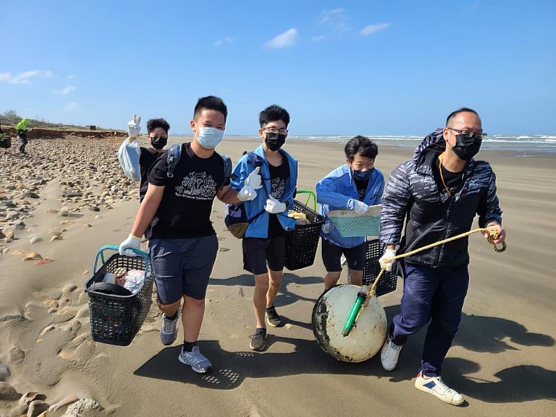 成功國中林浩哲老師帶領資優學生淨灘活動