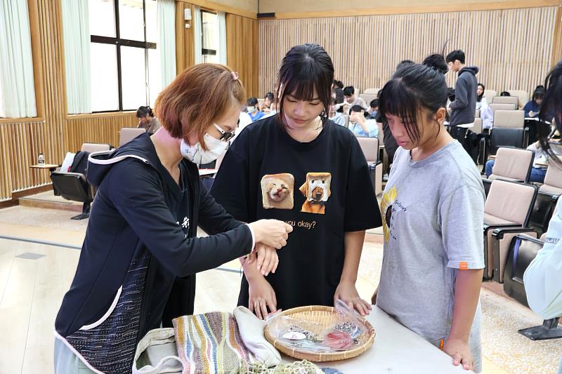 纖女鳳梨絲工作坊創辦人許玓維老師介紹鳳梨織品