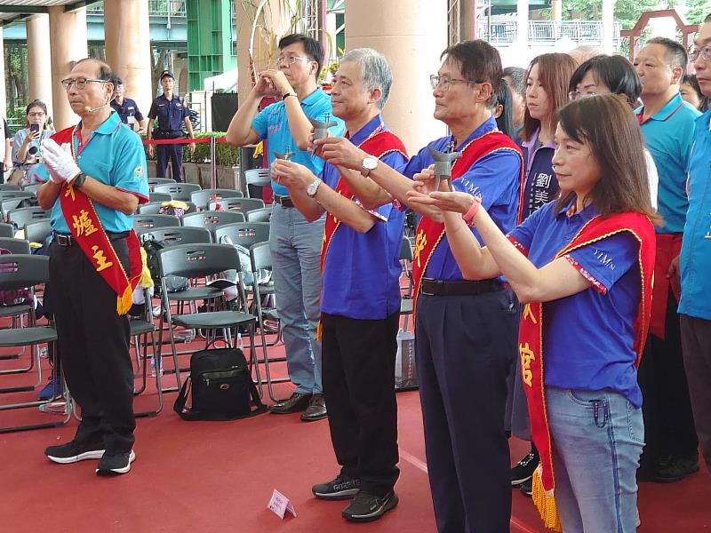 范副主委等人向義民爺上香祈福