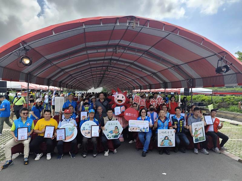 新竹縣動員號召約700人一同前往新豐紅樹林風景區海岸線清理垃圾