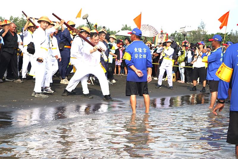 七角頭神轎轎班頭籤，輪番步入海邊恭請王駕