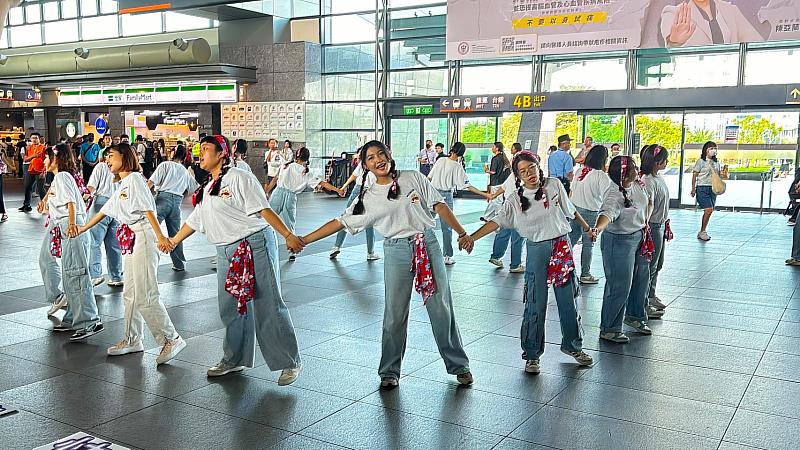 身穿客家花布的朝陽幼保「藝桐做Hakka」專題團隊表演，十分吸睛。