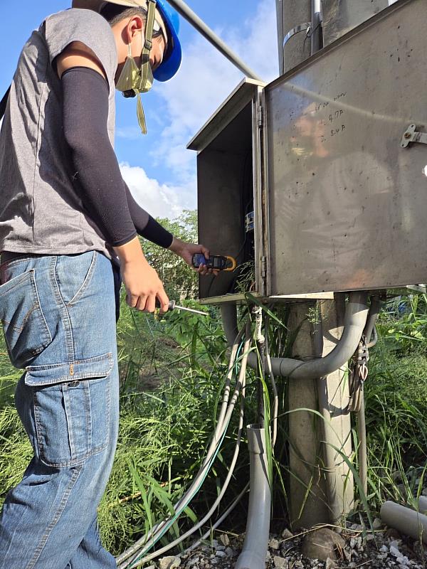 工務處人員針對地下道抽水系統開關進行檢視作業確認功能是否良好。