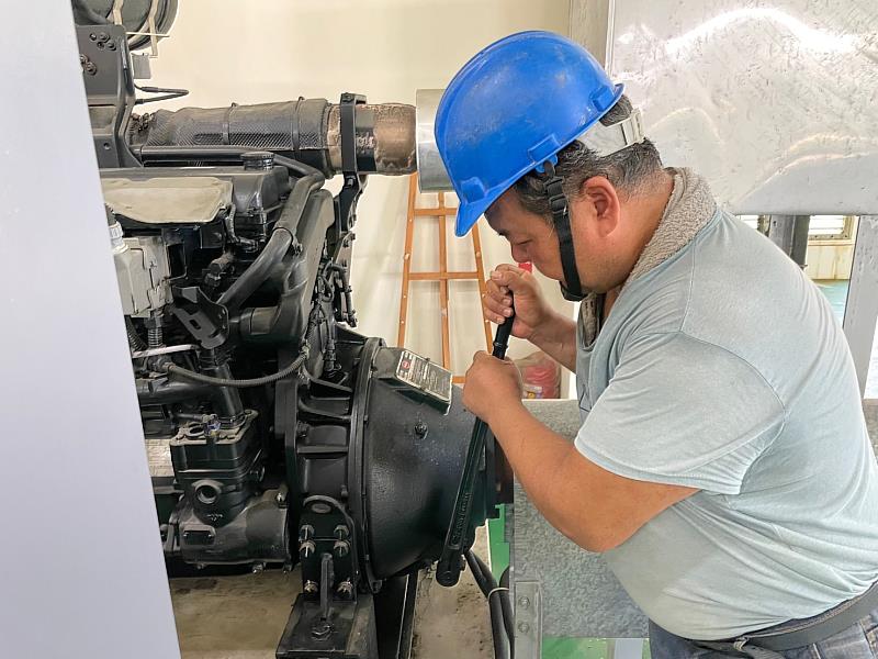 工務處人員於抽水站進行測試,確認機具設備能夠正常啟動。