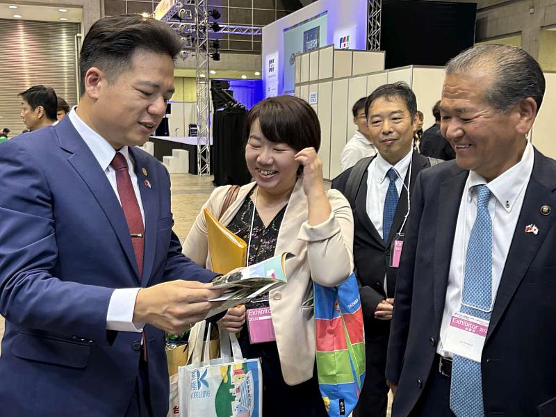 代理市長邱臣遠參觀八代市旅展展區。
