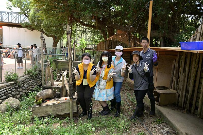 體驗飼育員工作（清潔整理動物活動區域）。