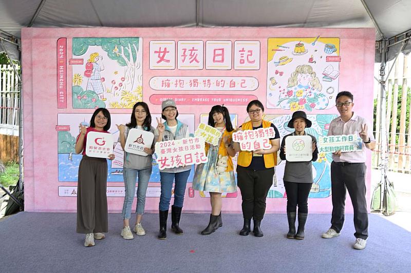 秘書長張治祥、社會處長黃佳婷、動物園園長楊礎遠、勵馨基金會主任楊菁慧及貴賓與今日參加的女孩合影。