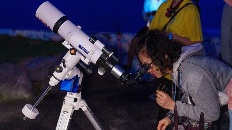 屏東史上最狂街頭天文 1500人佳樂水冒雨追紫金山彗星