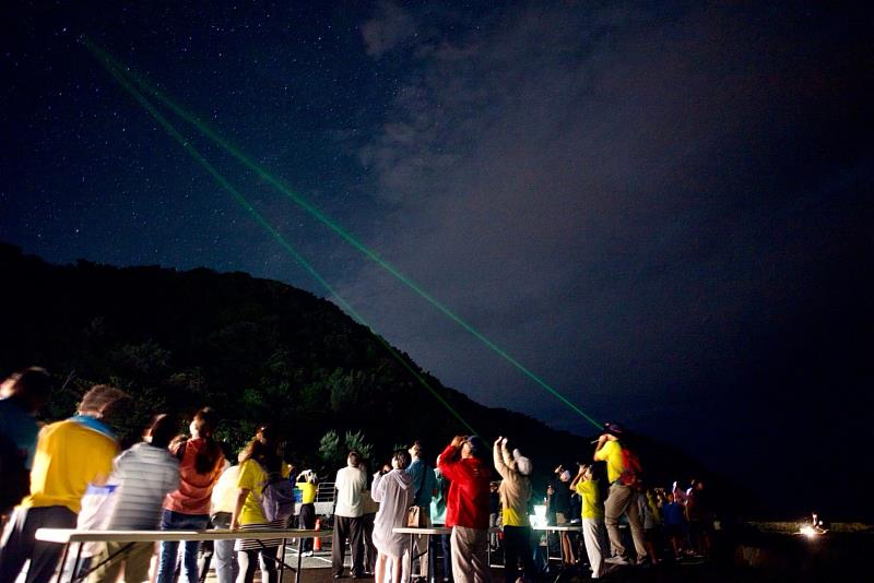 屏東史上最狂街頭天文 1500人佳樂水冒雨追紫金山彗星