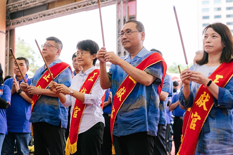 古主委與侯市長等上香祭拜義民爺