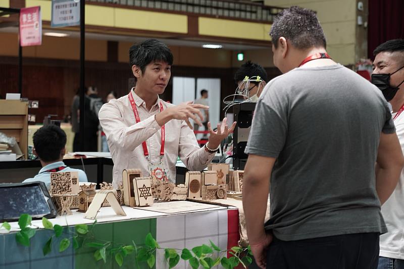 創客熱情介紹自家商品.