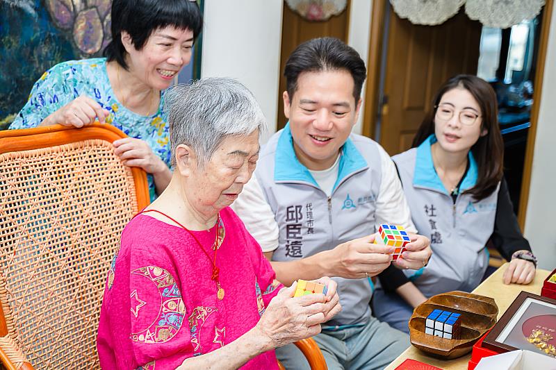 代理市長邱臣遠和徐奶奶一起玩麼術方塊，大讚奶奶頭腦靈活