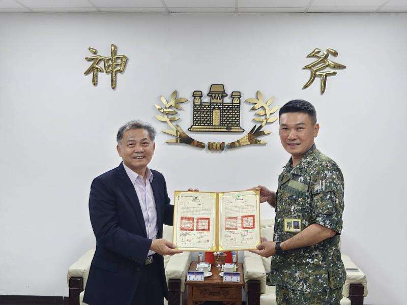 崑山科大侯順雄副校長(左)及陸軍第八軍團五四工兵群指揮官吳仁瑜上校(右)代表雙方簽約