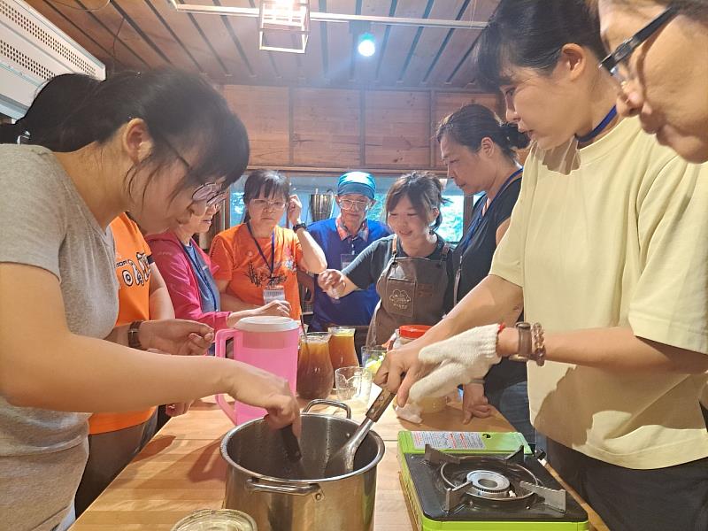 開平主廚盃教師研習帶領國中老師運用當地時令食材製作料理，使老師可帶回餐飲實務知能運用於課堂。開平餐飲學校/提供