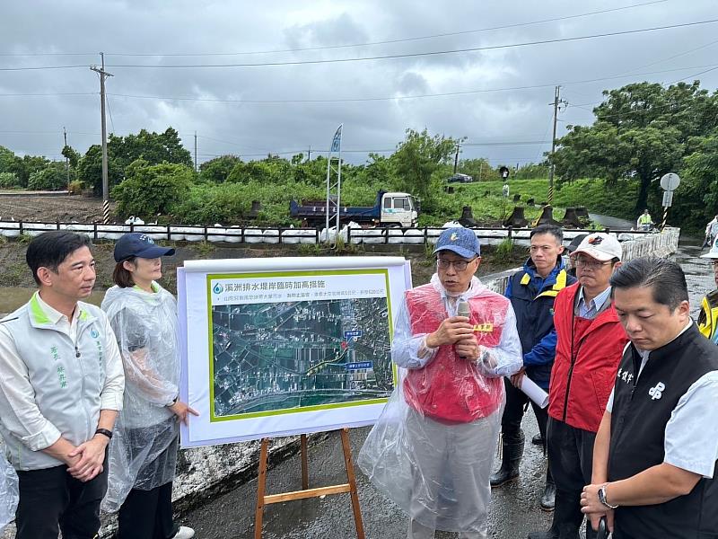 陳部長視察員山鄉溪洲排水堤岸臨時加高措施