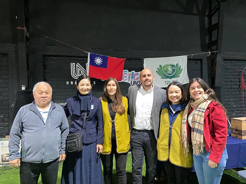 駐智利代表劉聿綺(右2)、智利國會議員Andrés Longton(右3)、 Chiara Barchiesi(右1)、慈濟智利分會會長吳惠蘭(左2)及智利華僑聯誼總會總會長楊基入(左1)於捐贈會場合影